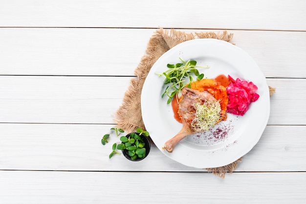 Widok talerza z kolorowym daniem